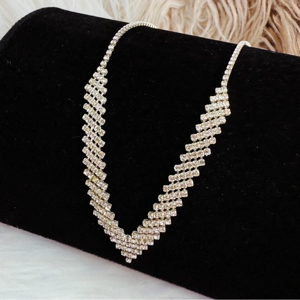 Elegant Lightweight Silvertone Bling Chain V-Neck Necklace